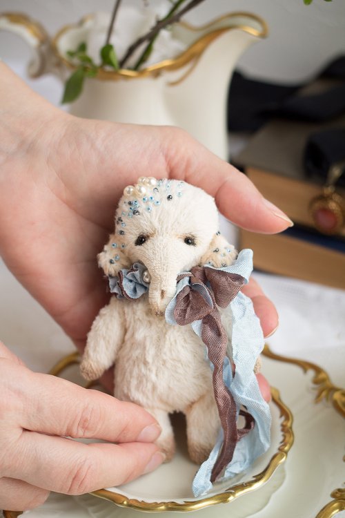 作家白いゾウハンドメイドぬいぐるみ テディベア アーティストの小さな白い象の手作りぬいぐるみかわいい