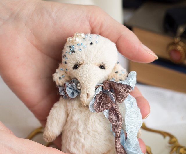 アーティストの小さな白い象の手作りぬいぐるみかわいい