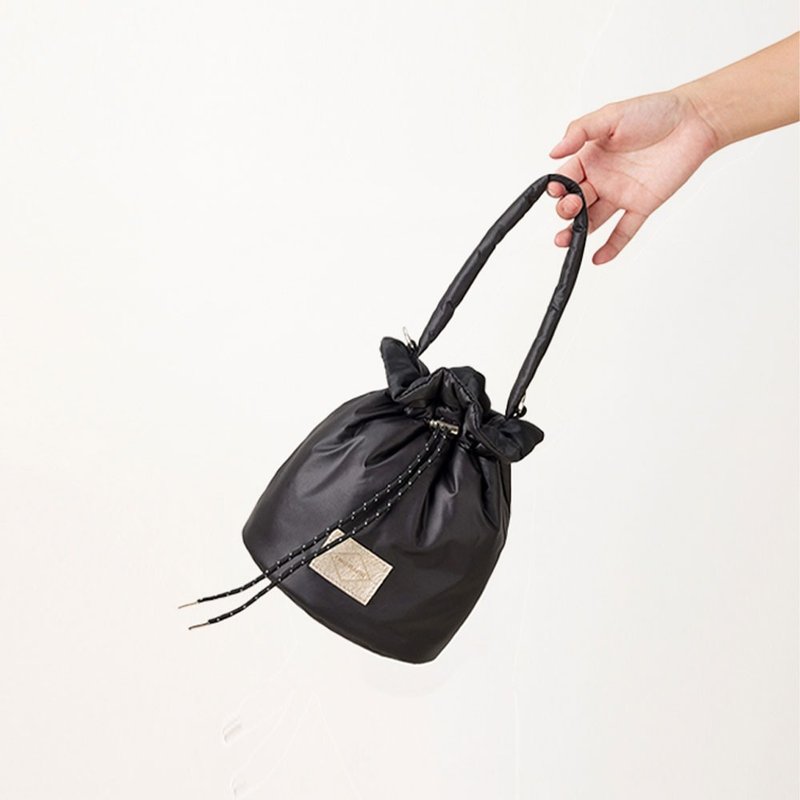 【展示品セール】IWP RECYCLED 2WAY 韓国巾着ふんわりエアバケットバッグ - ブラック - トートバッグ・ハンドバッグ - サステナブル素材 ブラック