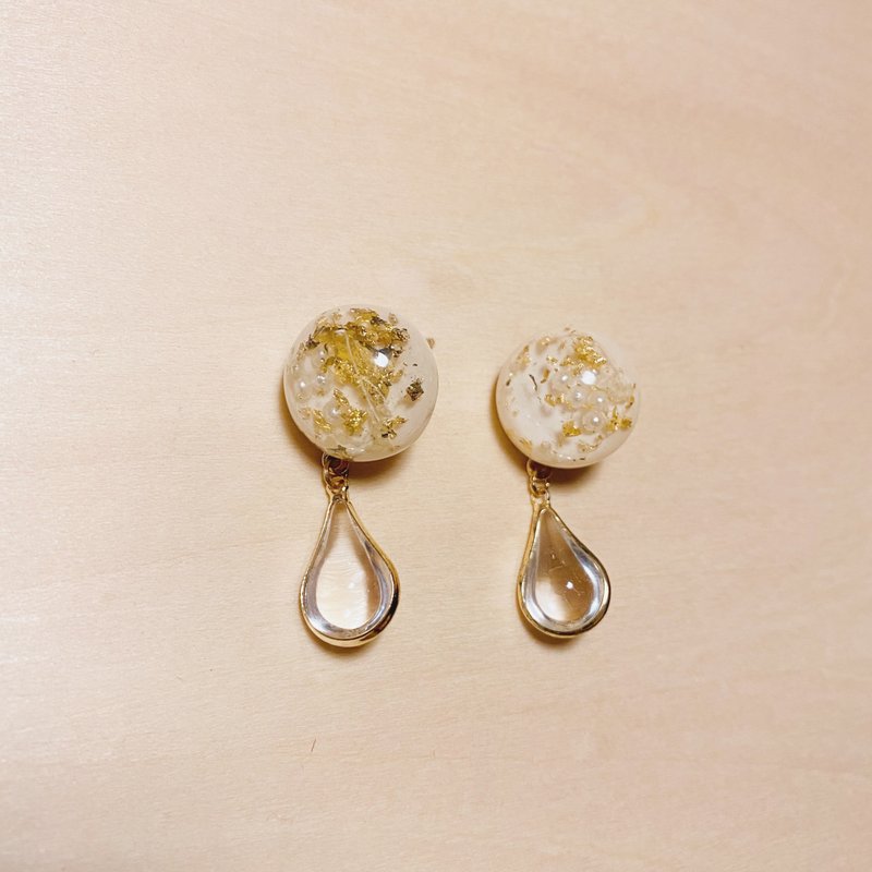 復古白色珍珠金箔丸子鑲邊水滴耳環 - 耳環/耳夾/耳骨夾 - 樹脂 白色