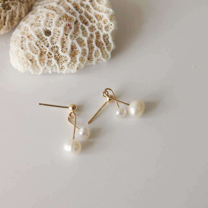 [Christmas ornaments] Accompanying natural white freshwater pearl 14KGF gold-filled earrings and Clip-On - Earrings & Clip-ons - Pearl White