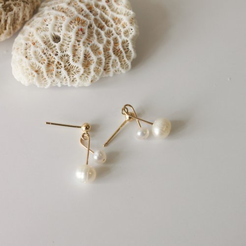 One N Only Jewelry 【母親節禮物】相伴 天然白色淡水珍珠14KGF包金耳針耳夾
