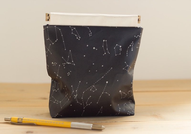 Laminated pouch cosmetic pouch charger, lens, camera case * constellation star No.25 - กระเป๋าเครื่องสำอาง - ผ้าฝ้าย/ผ้าลินิน สีดำ