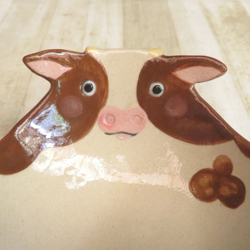 DoDo Hand-made Animal Shaped Bowl-Chocolate Dairy Cow Shallow Bowl - ถ้วยชาม - ดินเผา สีนำ้ตาล