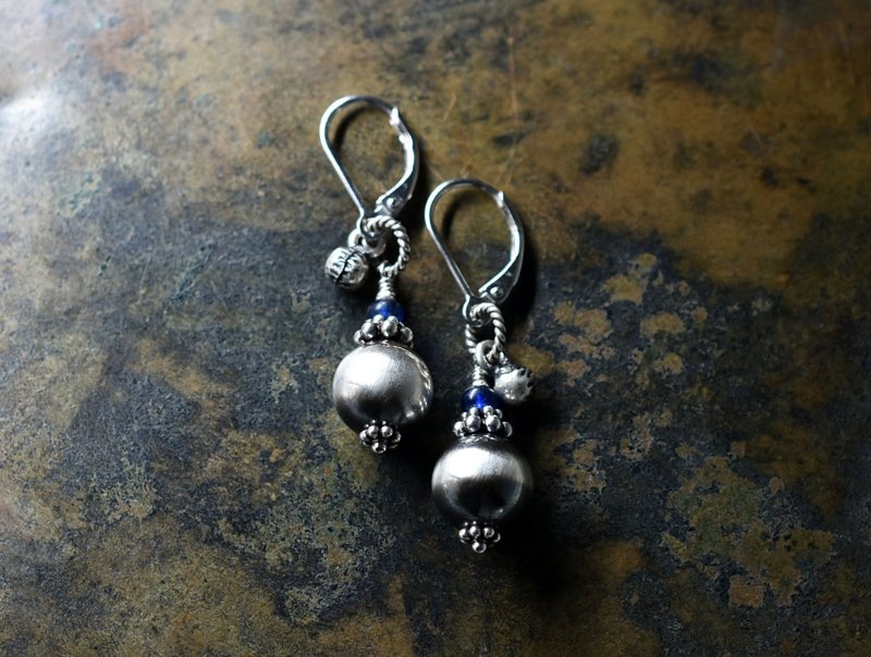 Navajo pearls, blue antique beads, Indian Silver bells and round earrings - ต่างหู - โลหะ สีเงิน