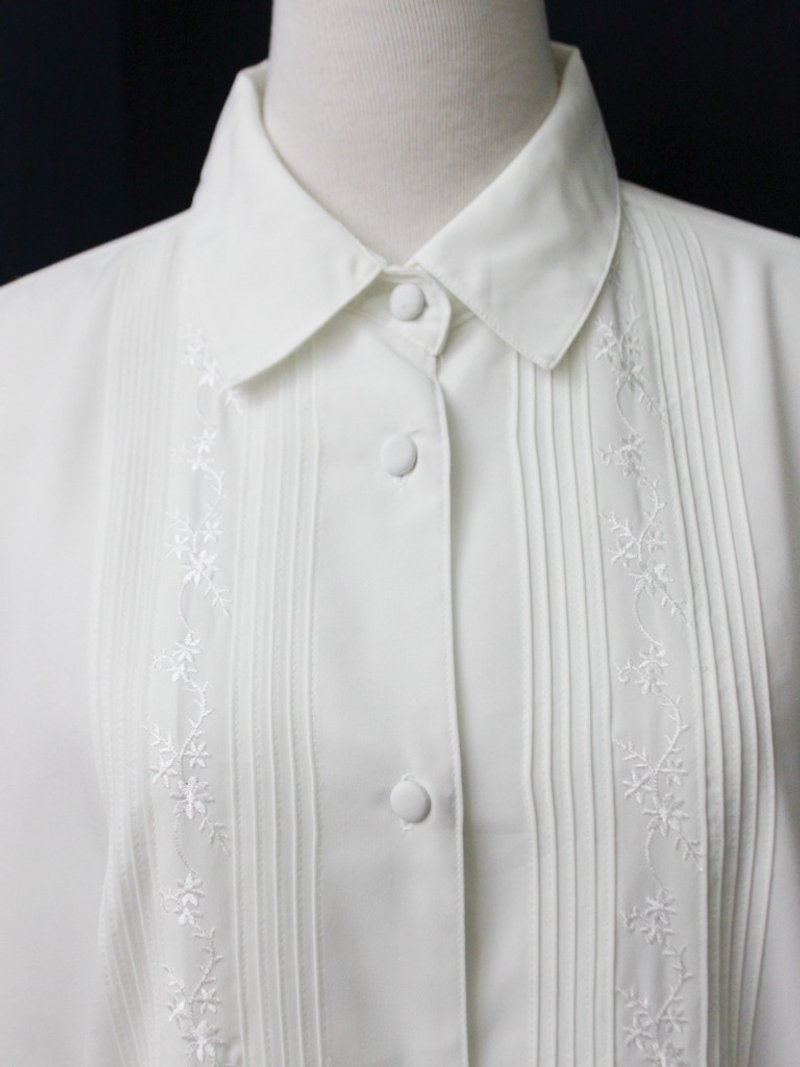 【RE0916T242】 early autumn elegant retro small leaf embroidery simple white ancient shirt - Women's Shirts - Polyester White