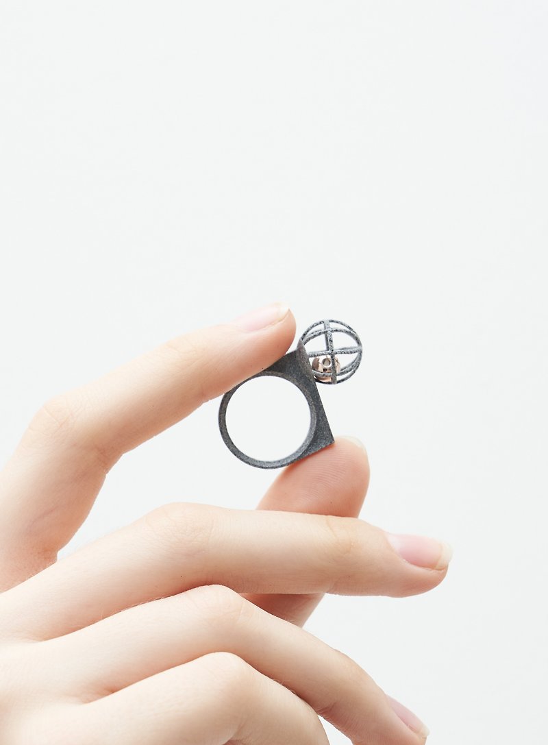 3D Printed Rolling bead in a Cadged Ball Ring - แหวนทั่วไป - ไนลอน สีเทา