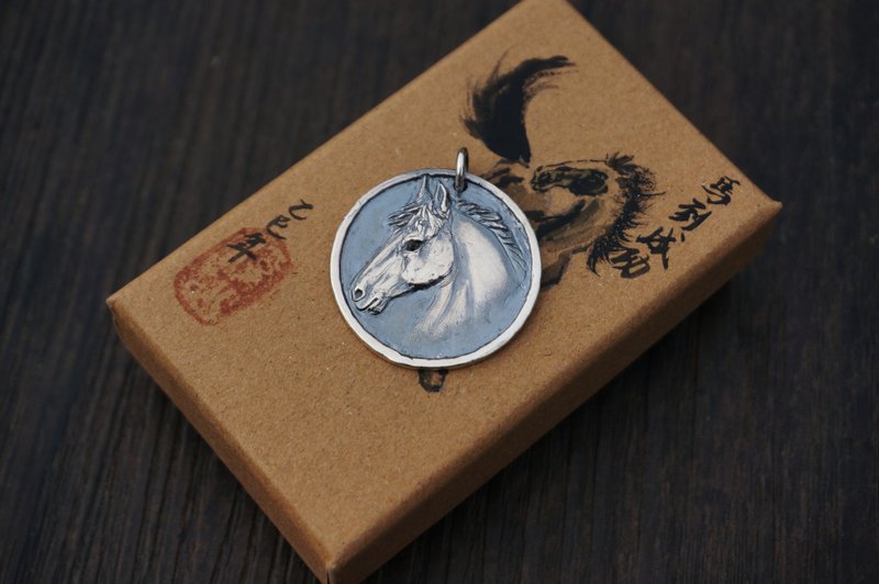 【溪山手作】做舊生肖馬年浮雕圖幣吊牌墜雕塑 - 吊飾 - 其他金屬 