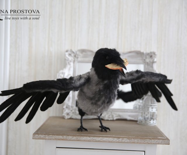 灰色のカラスとチーズのリアルなぬいぐるみ。オーク人形。アート人形