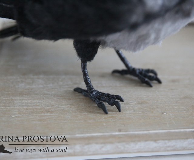 灰色のカラスとチーズのリアルなぬいぐるみ。オーク人形。アート人形