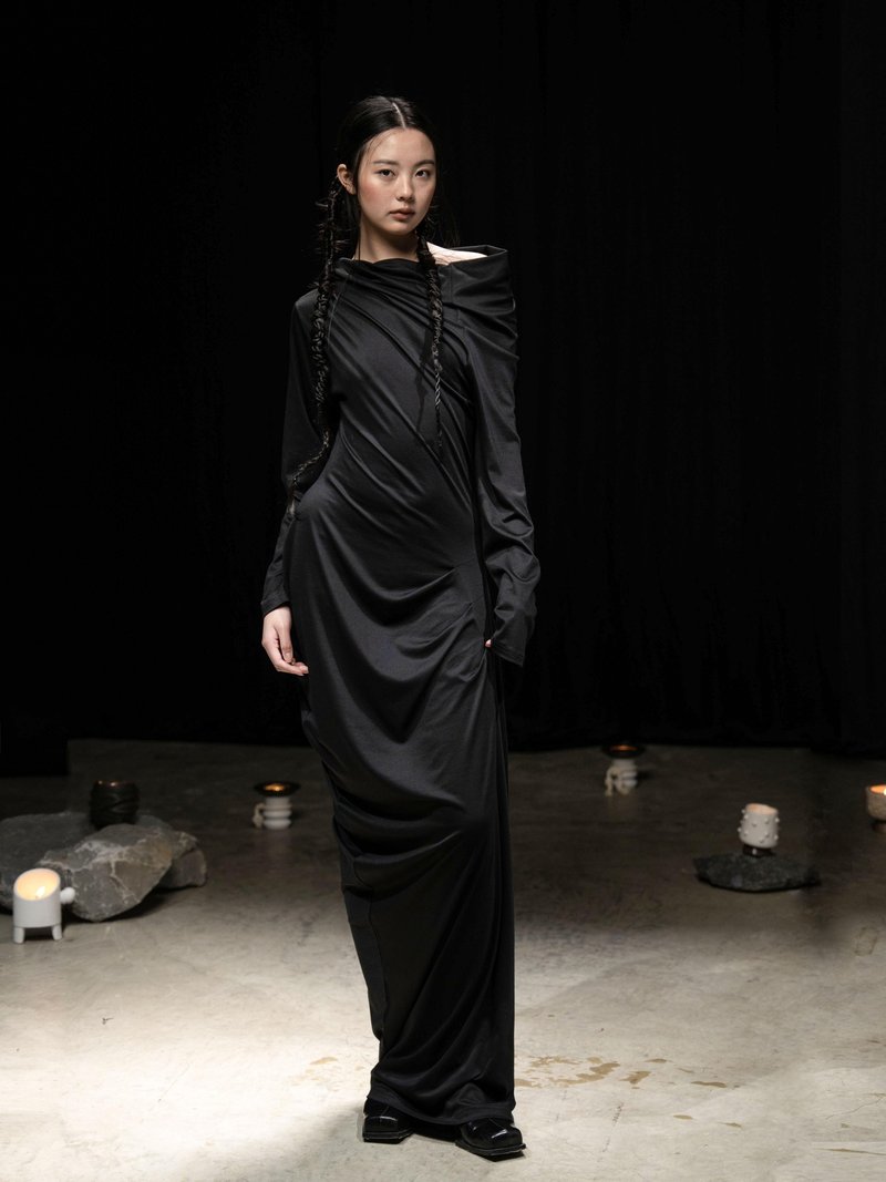 新中式極簡 / 壓褶斜肩長袖連身裙 - 洋裝/連身裙 - 其他材質 黑色