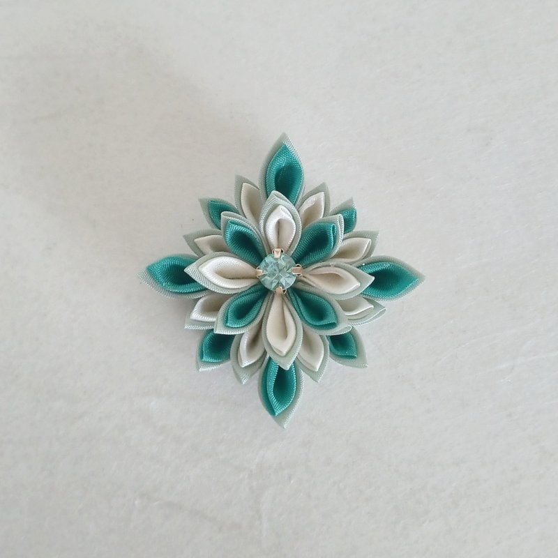 花咲み　ブローチ　星花 　エメラルドグリーン　つまみ細工 - 胸針 - 棉．麻 綠色