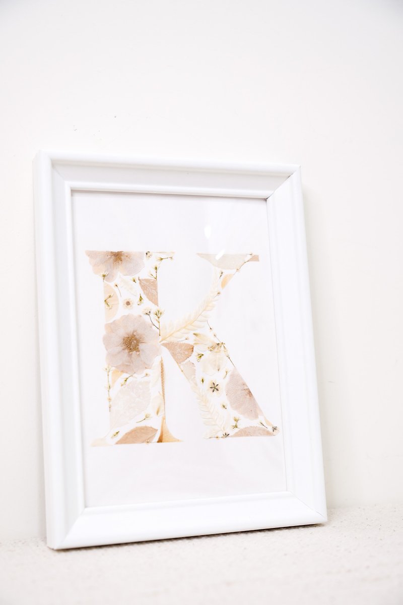 Fine Craft Pressed Flower Letter Art Painting-Cream Apricot Single Letter - กรอบรูป - พืช/ดอกไม้ ขาว