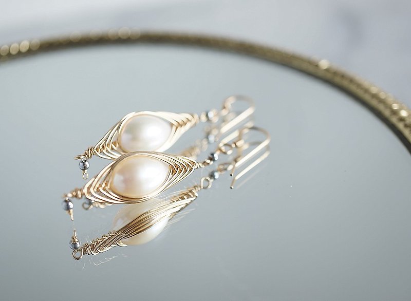 【Tsubomi】14KGF Earrings"White PearlxGemstone Silver Hematite" - 耳環/耳夾 - 寶石 白色