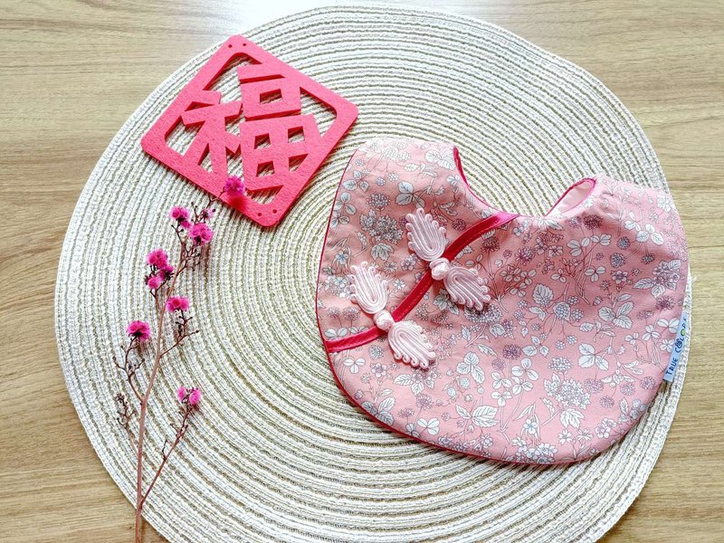 [Egg pocket] Xiaoguang_pink | Retro Chinese style handmade six-layer gauze cheongsam-style bib Miyue gift box - Bibs - Cotton & Hemp 