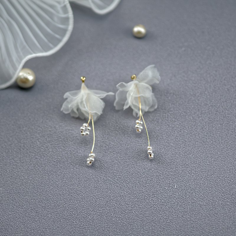 Wish | Double White Flower with Dual Mesh Earrings - ต่างหู - เรซิน ขาว