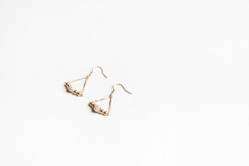 Jade ' triangle earring - 玉石黃銅三角耳環 - 耳環/耳夾 - 寶石 金色