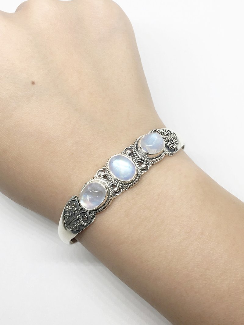 Moonlight stone 925 sterling silver exotic gorgeous style bracelet bracelet Nepal handmade mosaic production - Bracelets - Gemstone Silver