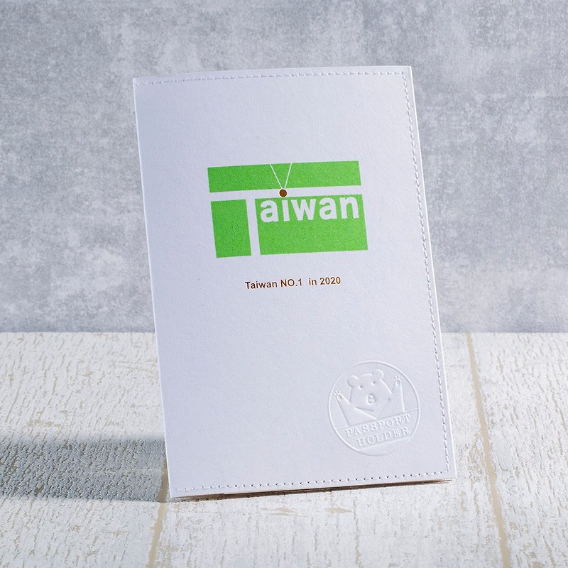 [Gift Packaging] Taiwan Badminton Gold Medal Washed Kraft Paper Passport Cover Eco-friendly, Tough and Water-Repellent - Passport Holders & Cases - Paper White