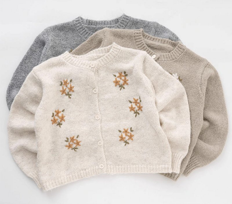 [Mori Zhihai] Gentle embroidered sweater jacket (pre-order) - สเวตเตอร์ผู้หญิง - วัสดุอื่นๆ สีกากี