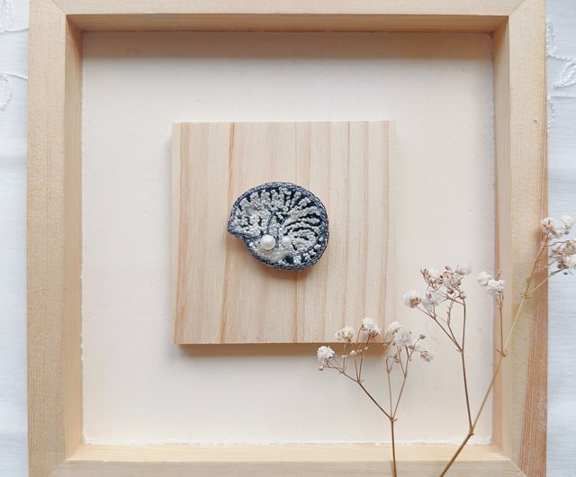 手刺繍の眠り猫ブローチ - ショップ Rabbithole Clay Art