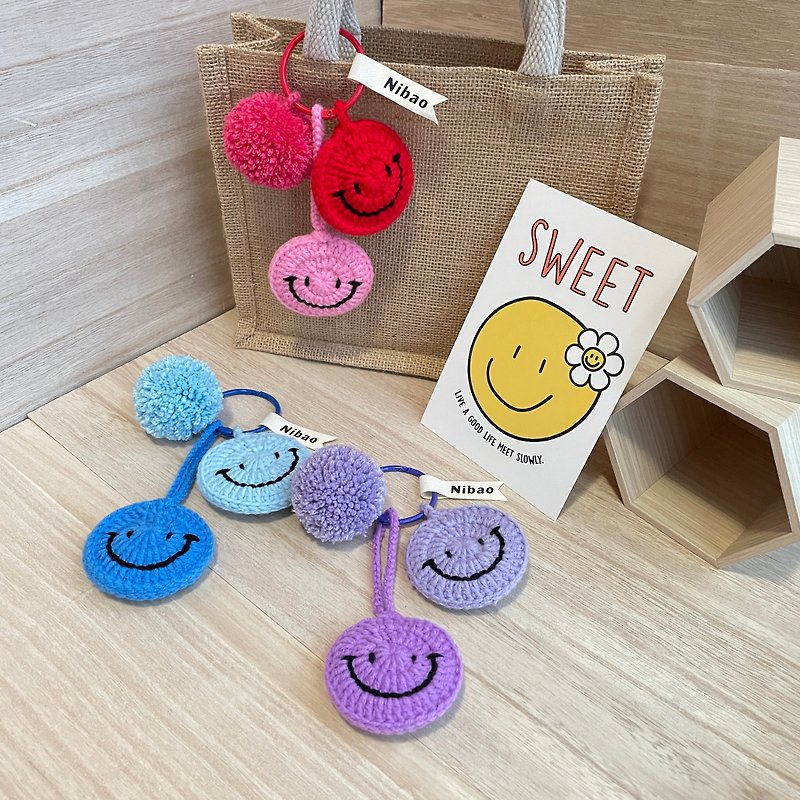 Handmade wool knitted double-sided smiling face pom-pom pendant with two smiling faces + 1 pom-pom - ที่ห้อยกุญแจ - ผ้าฝ้าย/ผ้าลินิน หลากหลายสี