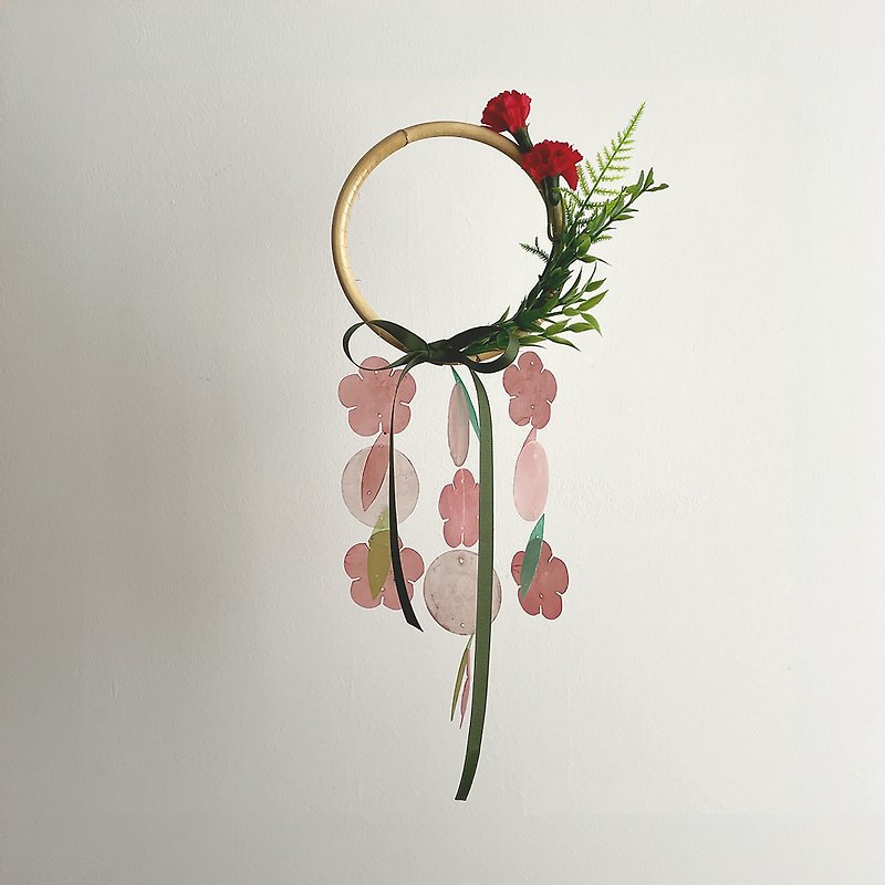 PRE-MADE | Flower Shop Carnation Wreath-Red_M | Shell Wind Chime Mobile|#1-0314 - ของวางตกแต่ง - เปลือกหอย สีแดง