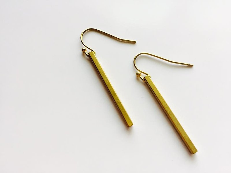 A Bead Brass simple long earrings