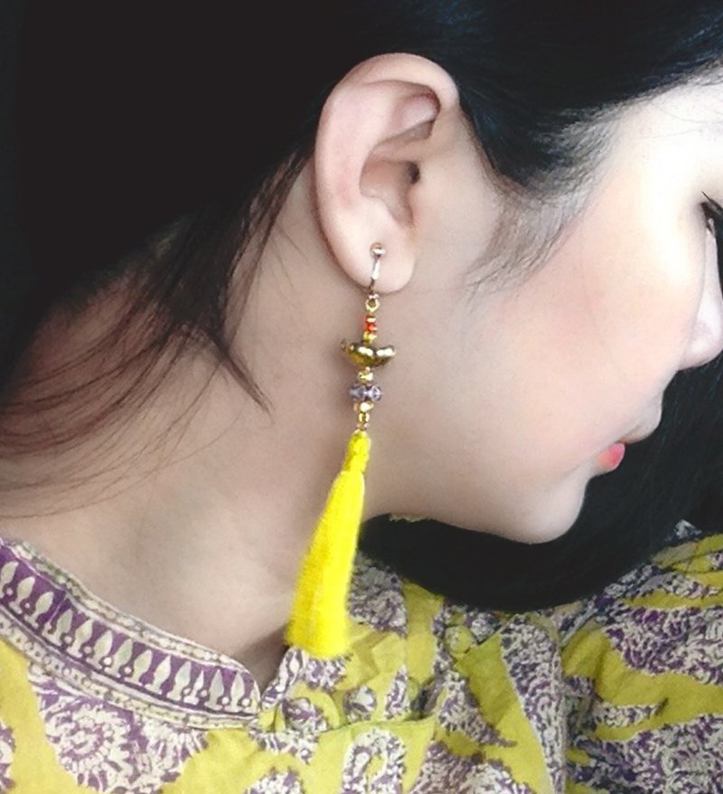 Chunjiang Huayue. Colored glaze ancient beads and gold wire earrings. - ต่างหู - งานปัก หลากหลายสี