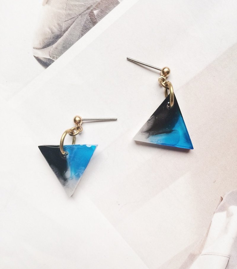 La Don - Upside Down Triangle Blue White Black 03 Ear Pins / Ear Clips - Earrings & Clip-ons - Acrylic Blue