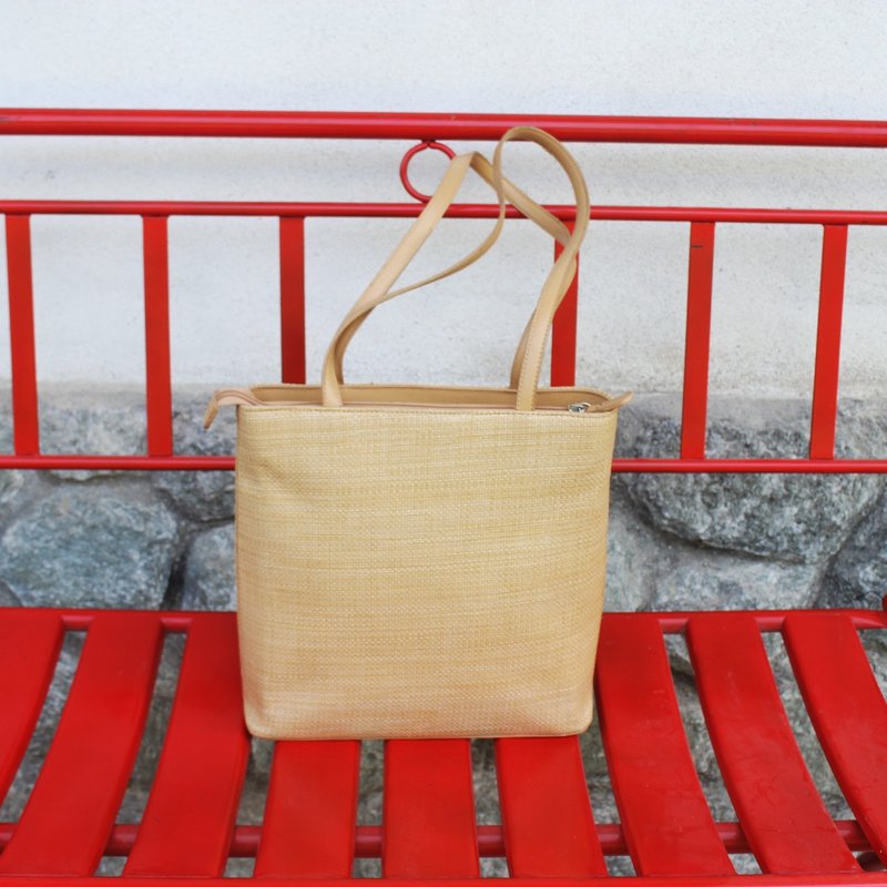 Vintage Italian-made exquisite rattan texture shoulder bag (birthday gift/Christmas gift) - กระเป๋าแมสเซนเจอร์ - วัสดุอื่นๆ สีกากี