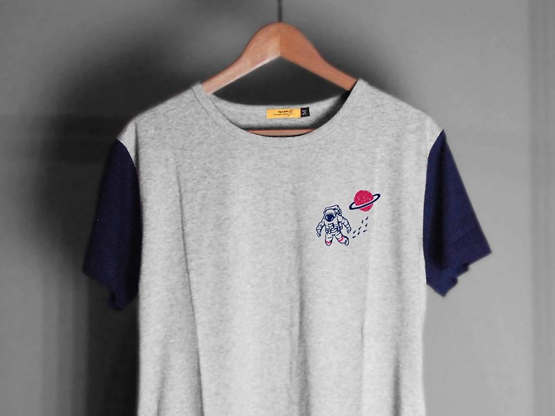 【插畫T-shirt】- 太空漫遊 - 帽T/大學T - 棉．麻 灰色