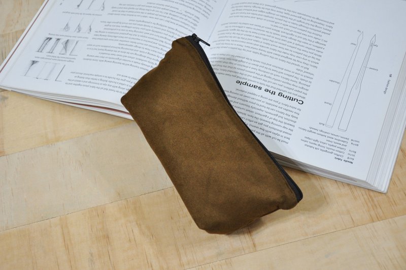 ENDURE / Brown / Suede Stereo Pencil Case - กล่องดินสอ/ถุงดินสอ - ผ้าฝ้าย/ผ้าลินิน สีนำ้ตาล