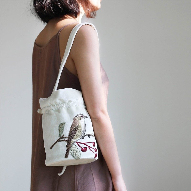 Ke Ren new bird fruit bag embroidery retro bucket bag small female bag messenger bag shoulder bag female small bag - กระเป๋าคลัทช์ - เส้นใยสังเคราะห์ 