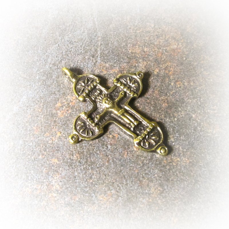 Rustic brass cross with a crucifix,Vintage Brass Cross necklace pendant,handmade - 長項鍊 - 銅/黃銅 金色