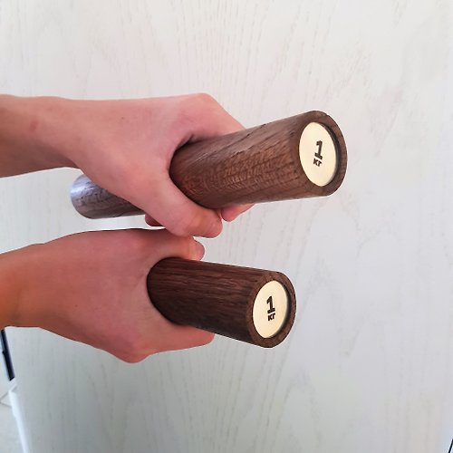 WoodHobbyBY 時尚的現代啞鈴由實心橡木製成 每個 1 公斤 帶支架