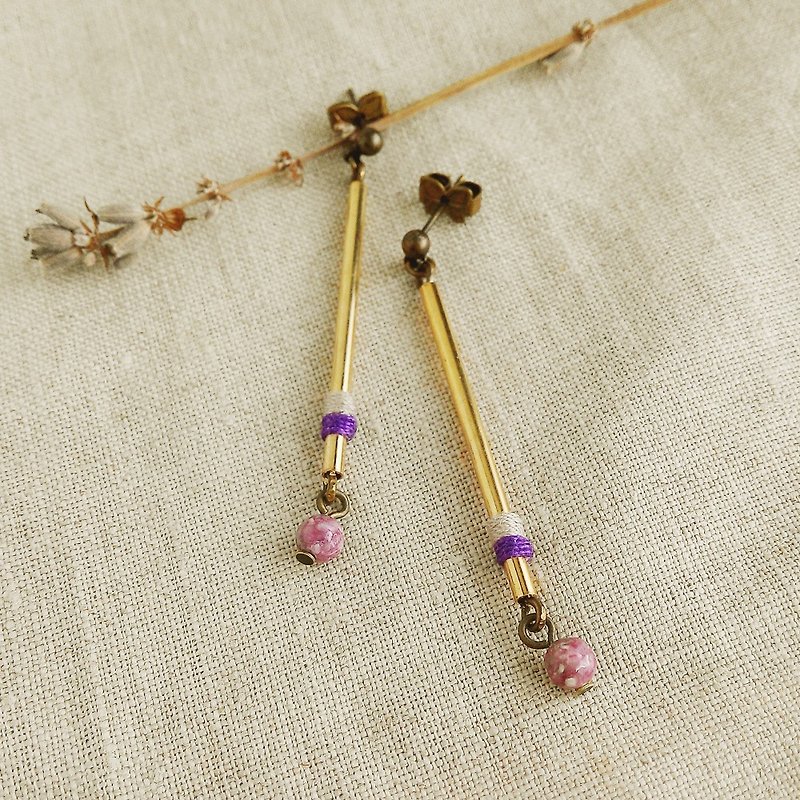 Minimalist Contrast Long Tube Earrings (Cocoa + Deep Purple) macrame Elastic Linen Crisp Earrings (Cook + Deep Purple) - ต่างหู - โลหะ สีม่วง