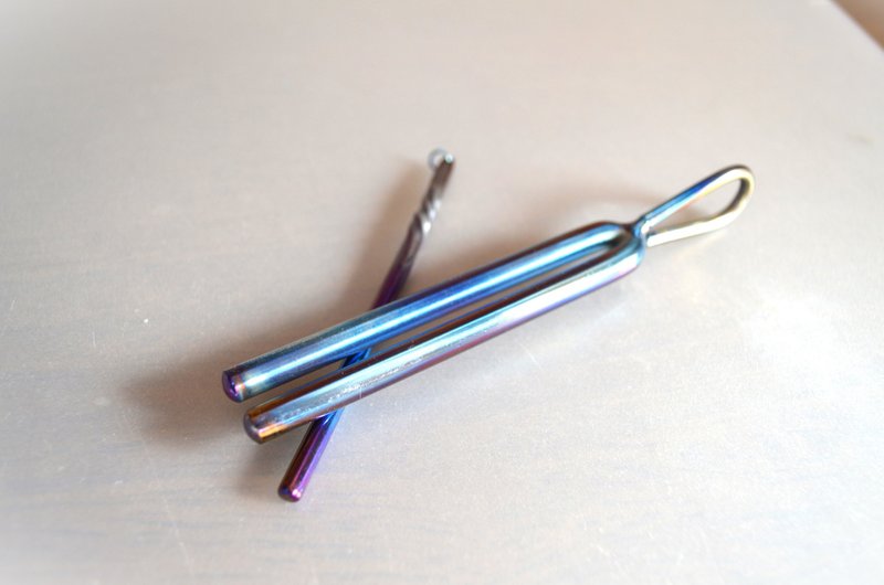 Titanium Tuning fork pendant・チタンの音叉602.9Hz - 項鍊 - 其他金屬 多色