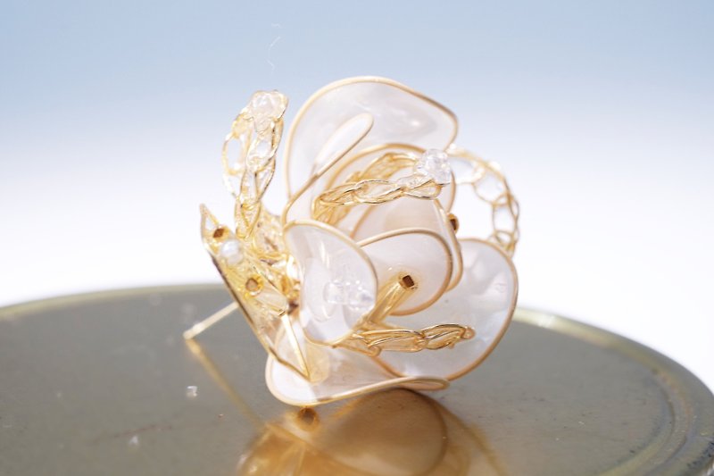 Wire braid winter flower white hand made jewelry earrings single - ต่างหู - เรซิน ขาว