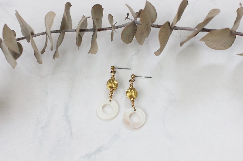 古典黃銅環形白貝殼耳環 - 耳環/耳夾 - 其他金屬 黃色