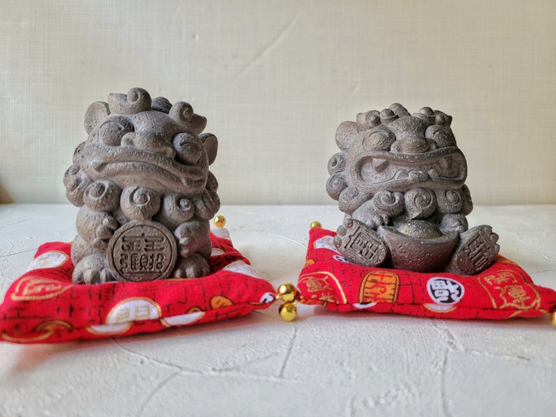 Cultural and creative souvenir for good luck and fortune, antique stone lion with 3ml 2024 strongest fortune essential oil - น้ำหอม - ปูน สีกากี