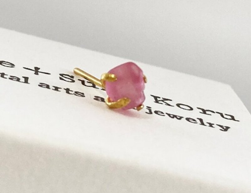 K24 Pure Gold + Raw Pink Spinel Stud ◆ K24 Pure Gold ◆ Cherry Pink Spinel Earrings Ⅱ Only one - ต่างหู - โลหะ 