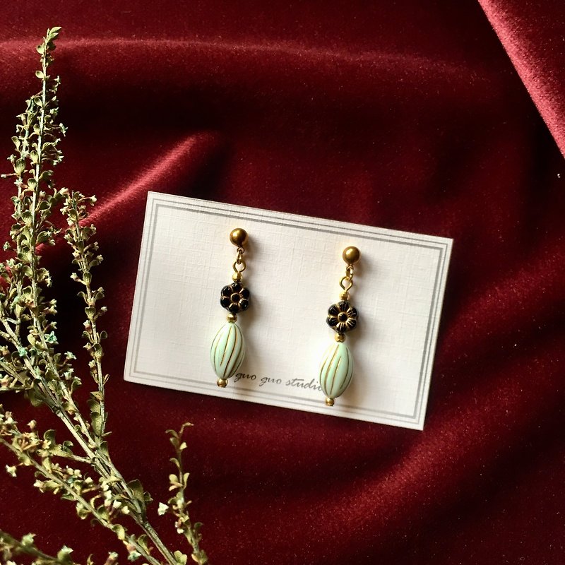 小さな庭 - 黒いガラスの花のミント緑小さな花瓶の耳のピンの耳のクリップ - ピアス・イヤリング - 銅・真鍮 