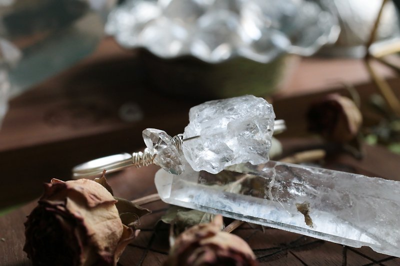 Irregular white crystal original stone flashing diamond copper bracelet one thing one picture crystal water spirit - สร้อยข้อมือ - เครื่องเพชรพลอย สีน้ำเงิน