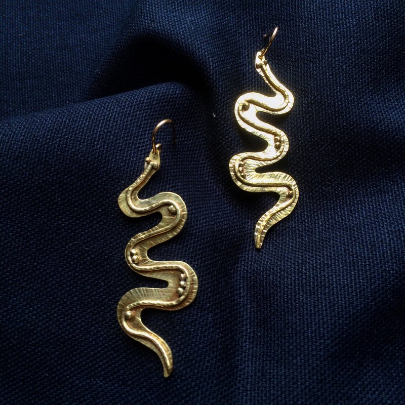 Snake shaped brass studs II 14k gf hook II Nagini studs vol.1 - ต่างหู - ทองแดงทองเหลือง สีทอง