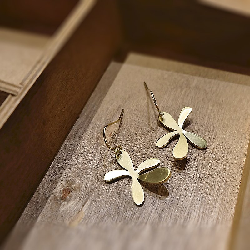 Curly petal brass handmade 3d earrings - 耳環/耳夾 - 銅/黃銅 金色