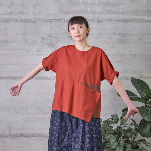 And by tan&luciana 錯位不對稱單釦拼接上衣