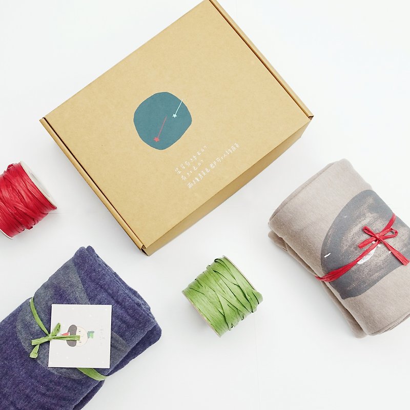 【Gift Box】Double-piece set of thick sleepy quilt and scarf - Knit Scarves & Wraps - Cotton & Hemp 