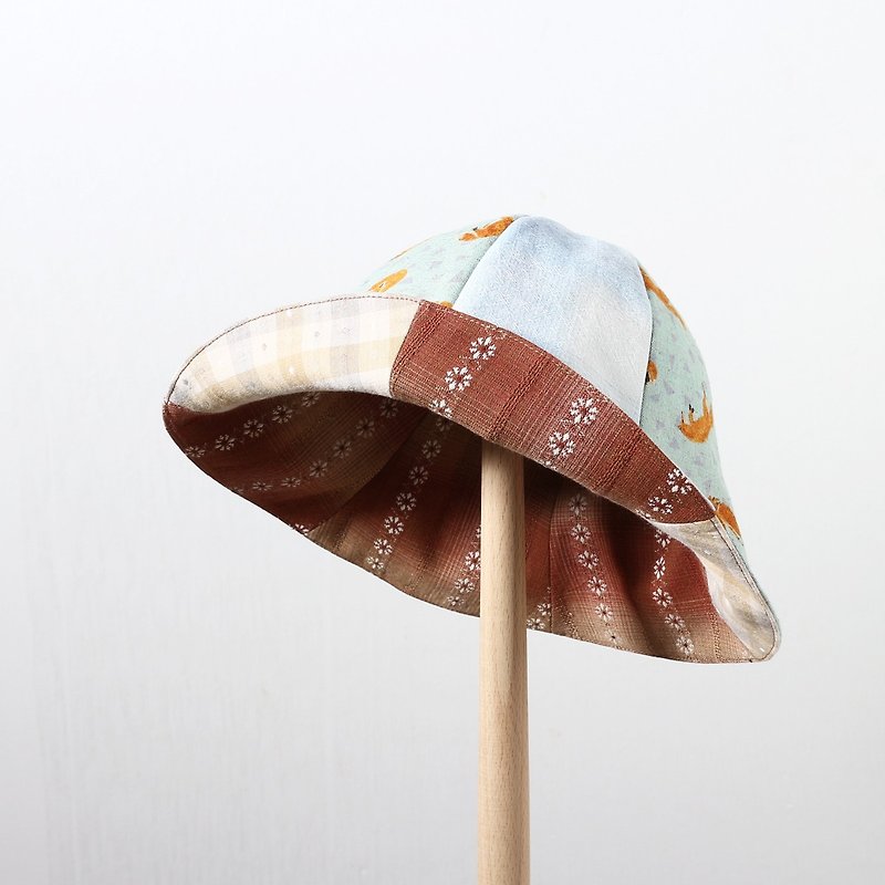 ผ้าฝ้าย/ผ้าลินิน หมวก สีนำ้ตาล - JOJA│ [Limited] red coffee white flowers x light blue green fox double-sided flower-shaped hat