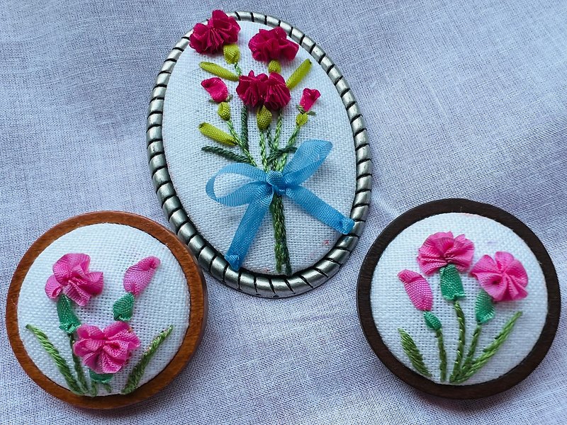 Carnations Brooch/Ribbon Embroidery/A/B/C - เข็มกลัด - วัสดุอื่นๆ 